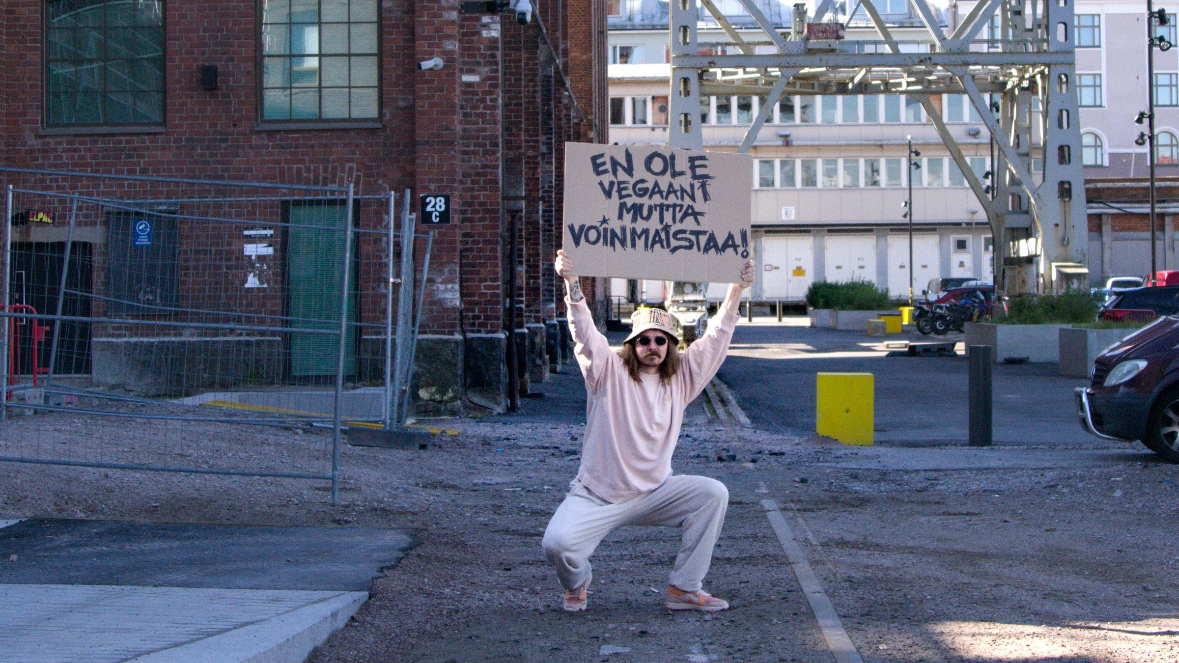 SYÖ-kampanjan hahmo kyykyssä kylttiensä kanssa