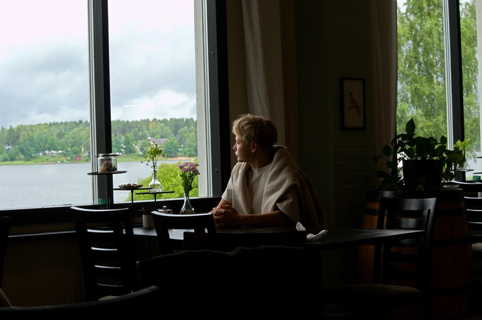 Vierailija merelle avautuvan ikkunan äärellä