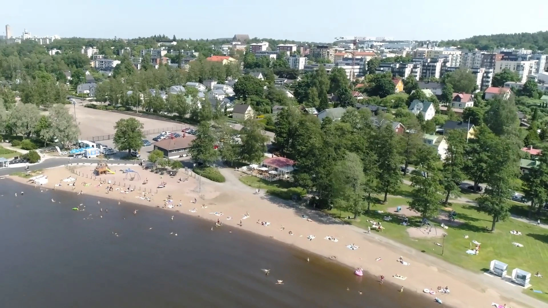 Ilmakuva Lohjan rannasta ja kaupungista
